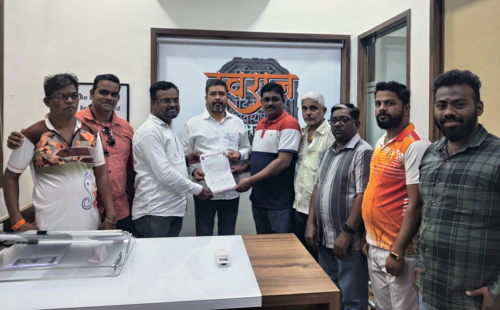 गावडे को समर्थन पत्र सौंपते मराठा समाज के लोग। गावडे को समर्थन पत्र सौंपते मराठा समाज के लोग।