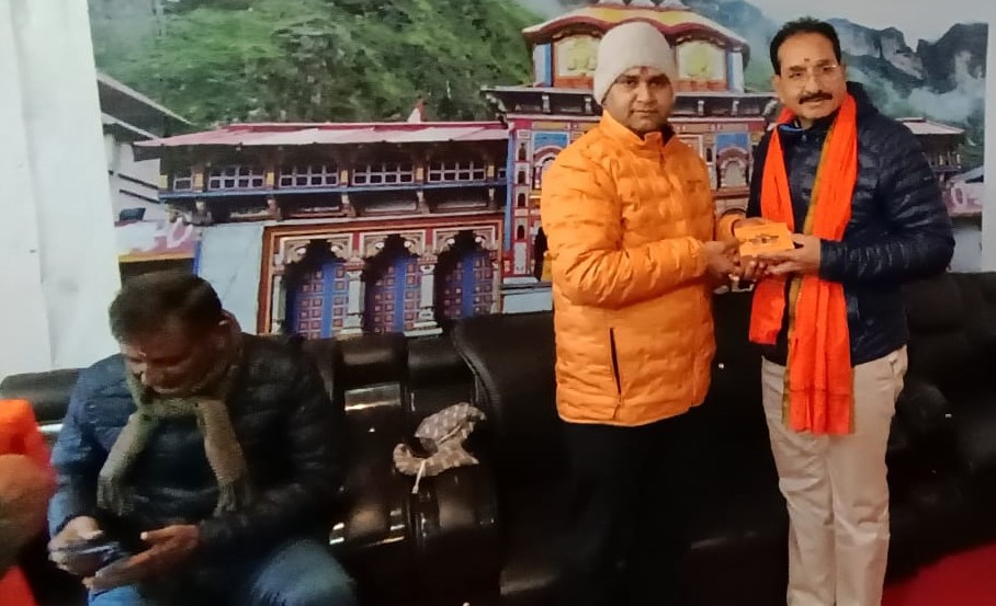 बदरीनाथ धाम में पंकज मोदी का स्वागत करते हुए। बदरीनाथ धाम में पंकज मोदी का स्वागत करते हुए।