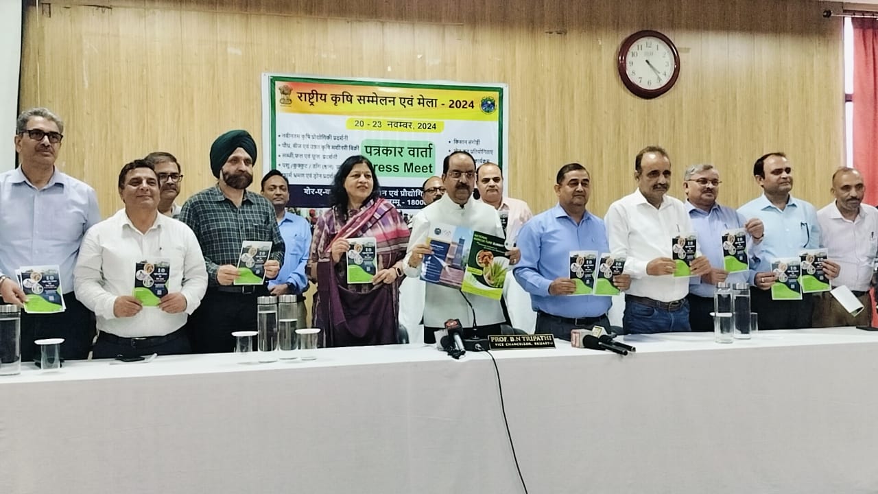 क् षि सममेलन के बाओ में जानकारी देते अधिकारी् क् षि सममेलन के बाओ में जानकारी देते अधिकारी्