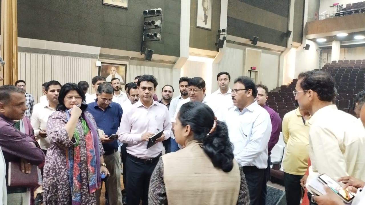 फोटो कैप्शन 12आरटीके2 : सहकारिता दिवस समारोह की तैयारियों को लेकर अधिकारियों से चर्चा करते सहकारी समितियां हरियाणा के रजिस्ट्रार राजेश जोगपाल ---------- फोटो कैप्शन 12आरटीके2 : सहकारिता दिवस समारोह की तैयारियों को लेकर अधिकारियों से चर्चा करते सहकारी समितियां हरियाणा के रजिस्ट्रार राजेश जोगपाल ----------