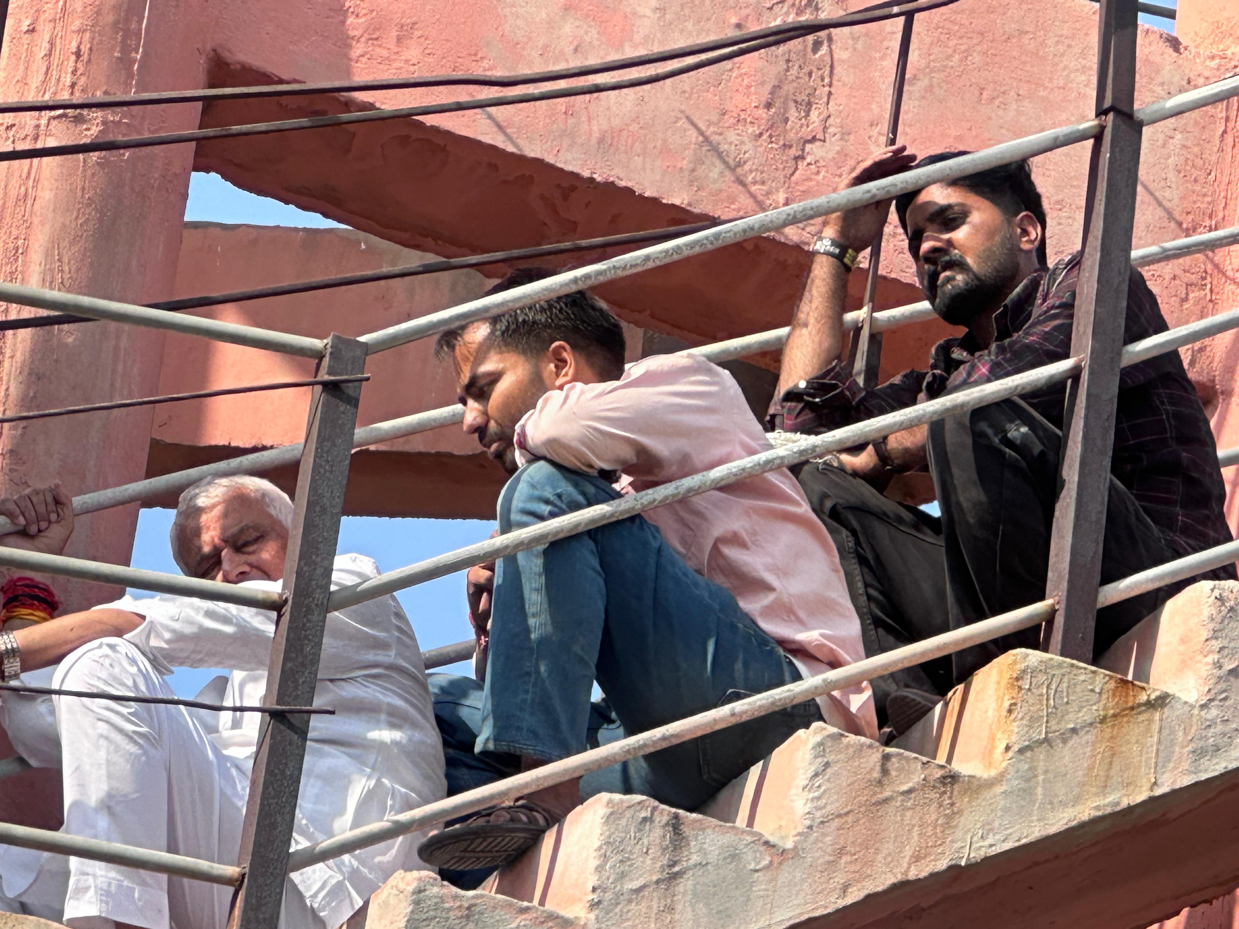 एसआई भर्ती रद्द करने की मांग मामलाः टंकी पर चढ़े युवकों ने विधायक किरोड़ीलाल मीणा के समझाने पर नीचे उतरे एसआई भर्ती रद्द करने की मांग मामलाः टंकी पर चढ़े युवकों ने विधायक किरोड़ीलाल मीणा के समझाने पर नीचे उतरे