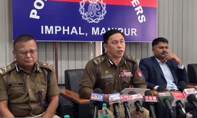 इंफाल: पुलिस महानिरीक्षक (अभियान) आईके मुइवा मंगलवार को राज्य पुलिस मुख्यालय में आयोजित एक संवाददाता सम्मेलन को संबोधित करते हुए। इंफाल: पुलिस महानिरीक्षक (अभियान) आईके मुइवा मंगलवार को राज्य पुलिस मुख्यालय में आयोजित एक संवाददाता सम्मेलन को संबोधित करते हुए।