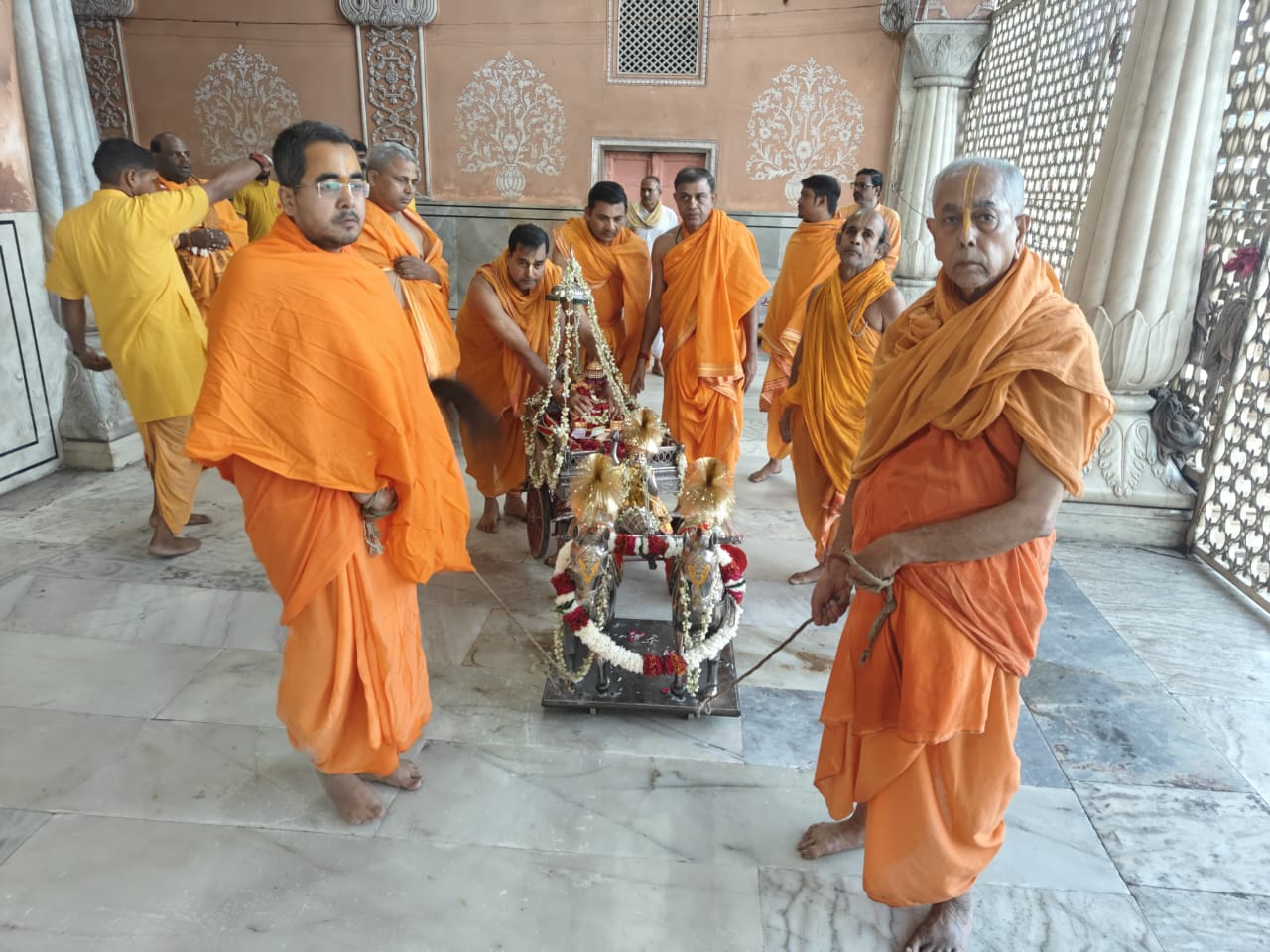ठाकुर जी को चांदी की चौकी पर हुए विराजमान ठाकुर जी को चांदी की चौकी पर हुए विराजमान