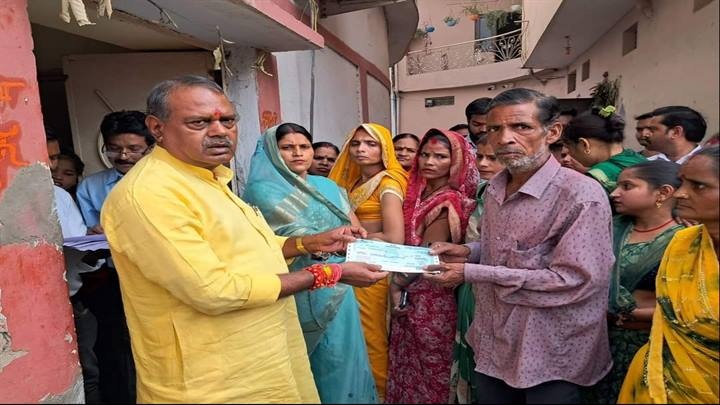 मंत्री कुशवाह ने जरूरतमंदों को सौंपे आर्थिक सहायता के चैक मंत्री कुशवाह ने जरूरतमंदों को सौंपे आर्थिक सहायता के चैक
