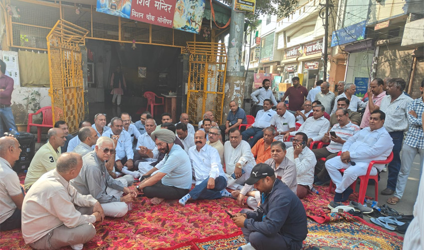 12 Snp- सोनीपत: धरने पर बैठके व्यापारी व शहरवासी 12 Snp- सोनीपत: धरने पर बैठके व्यापारी व शहरवासी