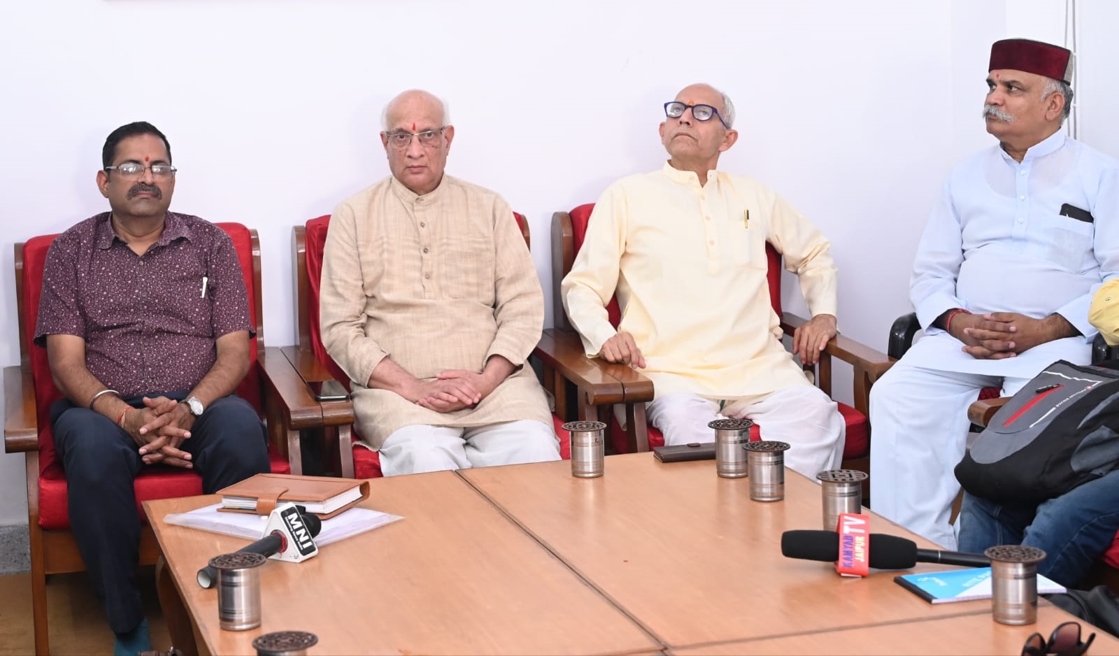 पत्रकार वार्ता में विद्या भारती के अखिल भारतीय उपाध्यक्ष प्रो. रविन्द्र कान्हेरे
