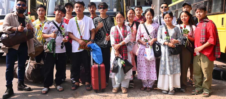 जनजातीय गौरव दिवस पर प्रस्तुति देने पहुंचे नर्तकाें का दल जनजातीय गौरव दिवस पर प्रस्तुति देने पहुंचे नर्तकाें का दल