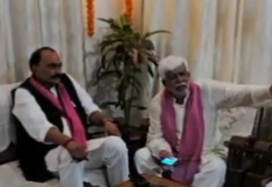 पत्रकारों से वार्ता करते पूर्व मंत्री सुरेंद्र सिंह पटेल व लल्लन राय। पत्रकारों से वार्ता करते पूर्व मंत्री सुरेंद्र सिंह पटेल व लल्लन राय।