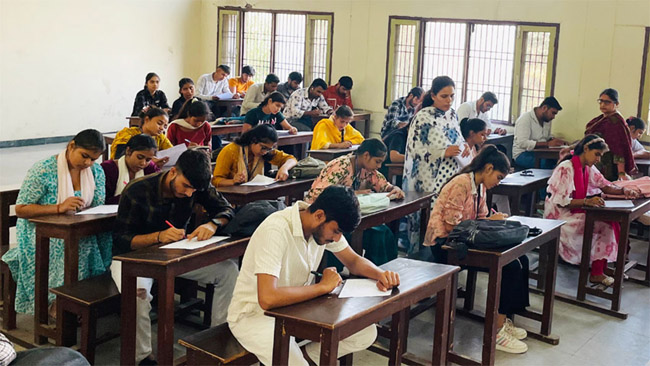 12 Snp- 4 सोनीपत: पिपली स्थित राजकीय महाविद्यालय में सड़क सुरक्षा परीक्षा देते हुए छात्र 12 Snp- 4 सोनीपत: पिपली स्थित राजकीय महाविद्यालय में सड़क सुरक्षा परीक्षा देते हुए छात्र