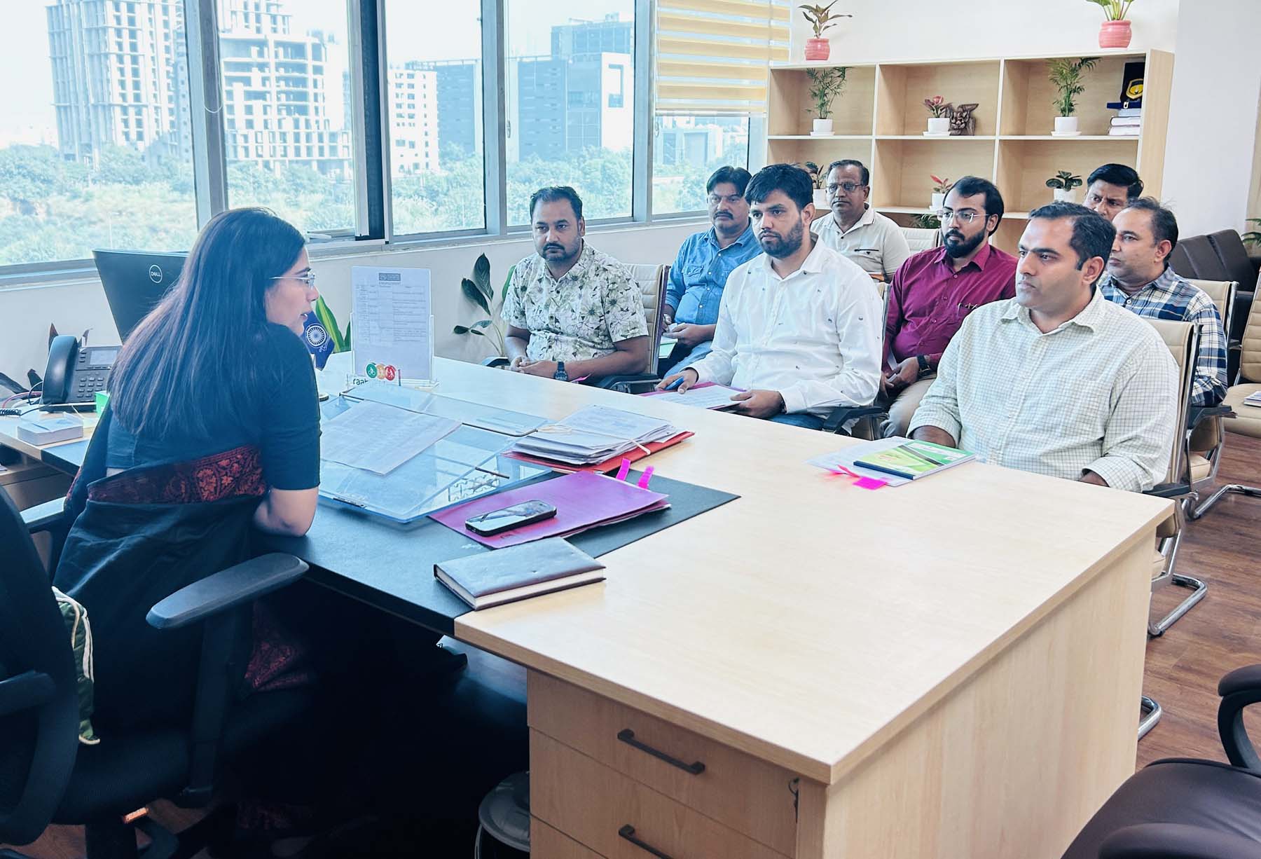 फोटो नंबर-05: मानेसर नगर निगम में हॉर्टिकल्चर विंग की बैठक लेतीं आयुक्त रेनू सोगन। फोटो नंबर-05: मानेसर नगर निगम में हॉर्टिकल्चर विंग की बैठक लेतीं आयुक्त रेनू सोगन।