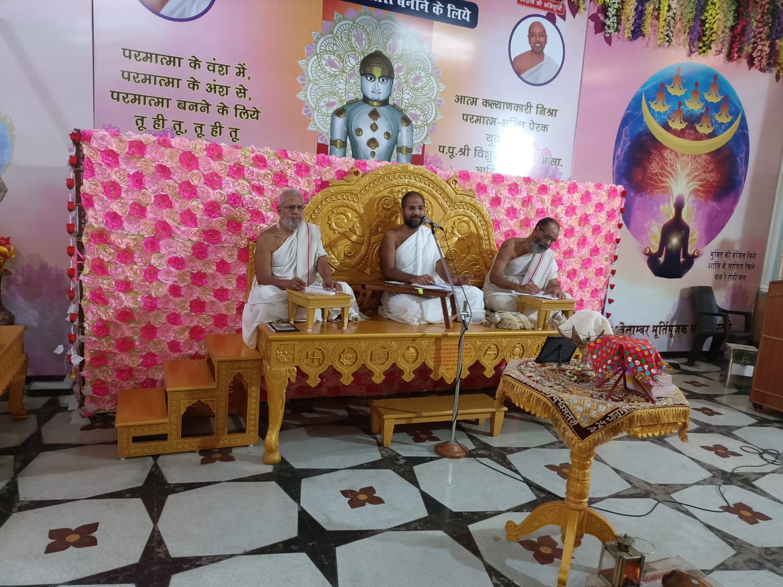 ईतवारी बाजार स्थित पाश्र्वनाथ जिनालय में चातुर्मास के तहत प्रवचन देते हुए संत। ईतवारी बाजार स्थित पाश्र्वनाथ जिनालय में चातुर्मास के तहत प्रवचन देते हुए संत।