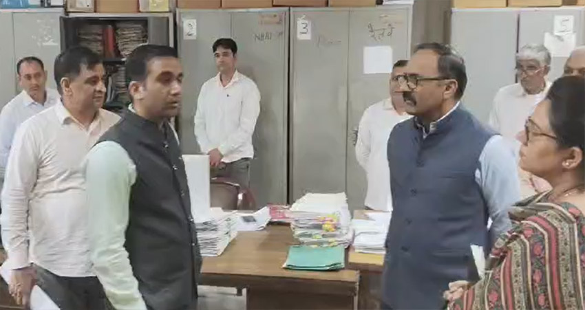 12 Snp-3 सोनीपत: उपायुक्त डॉ. मनोज कुमार ने मंगलवार को लघु सचिवालय में औचक निरीक्षण करते हुए। 12 Snp-3 सोनीपत: उपायुक्त डॉ. मनोज कुमार ने मंगलवार को लघु सचिवालय में औचक निरीक्षण करते हुए।