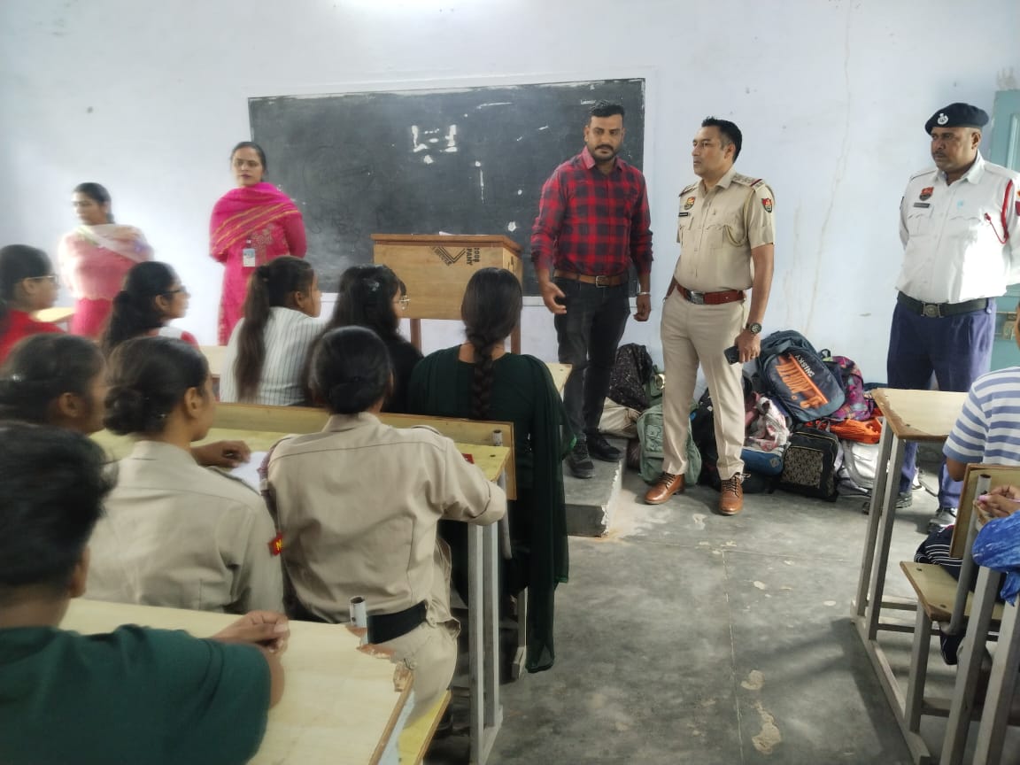यातायात के िनयमाें के बारें में बताते प्भाारी् यातायात के िनयमाें के बारें में बताते प्भाारी्