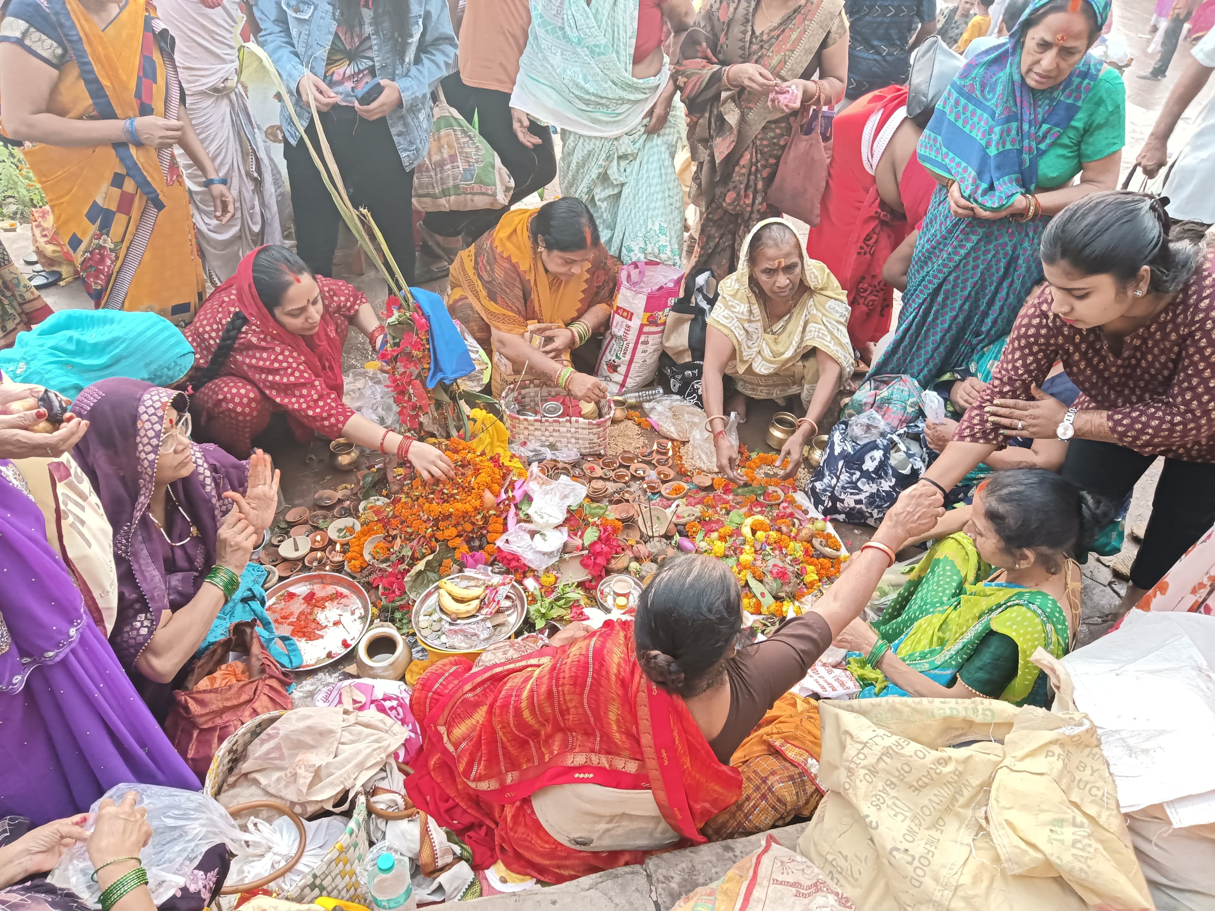 गंगा स्नान कर तुलसी विवाह रचाते श्रद्धालु:फोटो बच्चा गुप्ता गंगा स्नान कर तुलसी विवाह रचाते श्रद्धालु:फोटो बच्चा गुप्ता