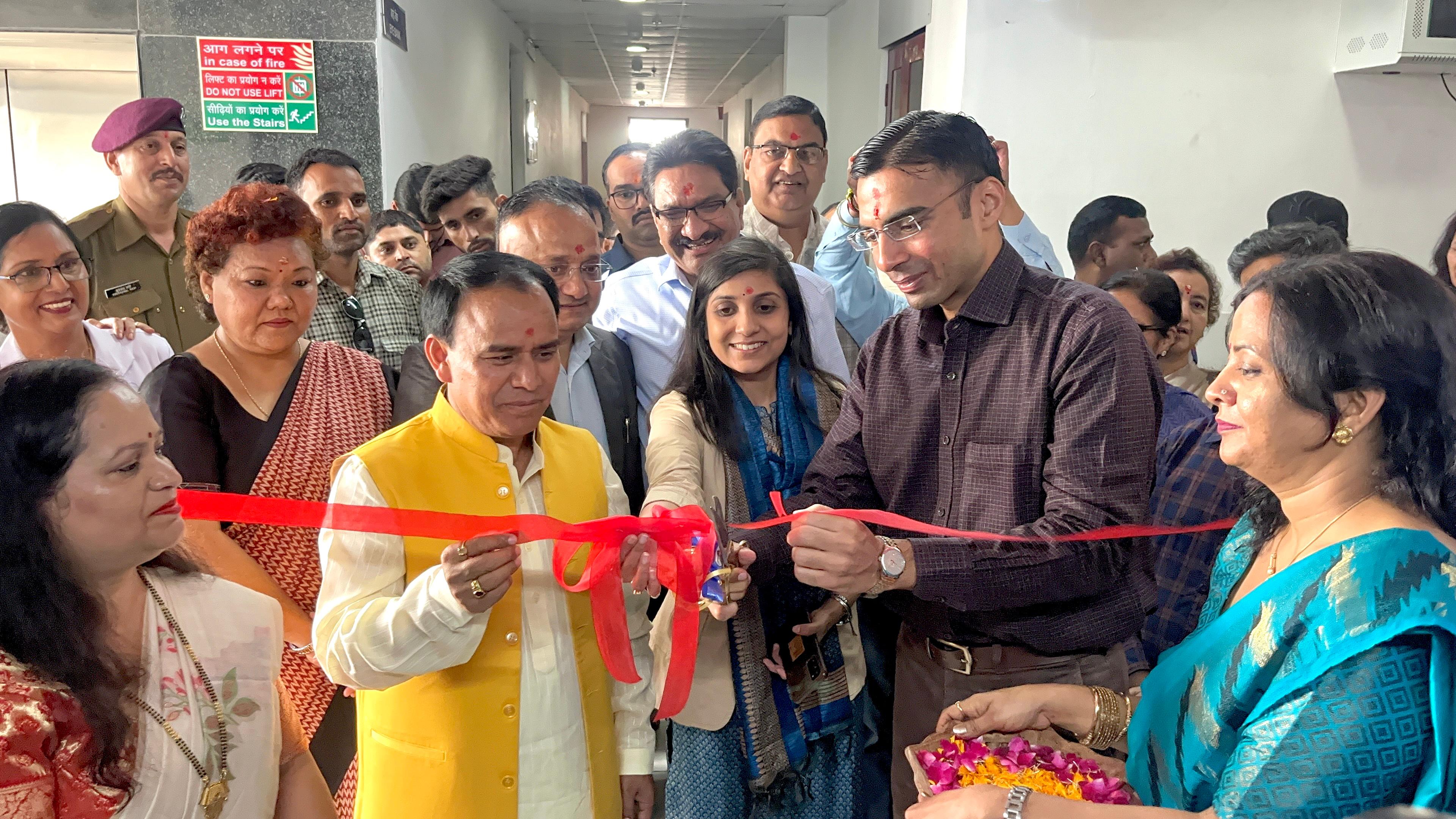 जिला चिकित्सालय में फीता काटकर एसएनसीयू का शुभारंभ करते स्वास्थ्य मंत्री डॉ. धन सिंह रावत (पीला काेट में)। जिला चिकित्सालय में फीता काटकर एसएनसीयू का शुभारंभ करते स्वास्थ्य मंत्री डॉ. धन सिंह रावत (पीला काेट में)।