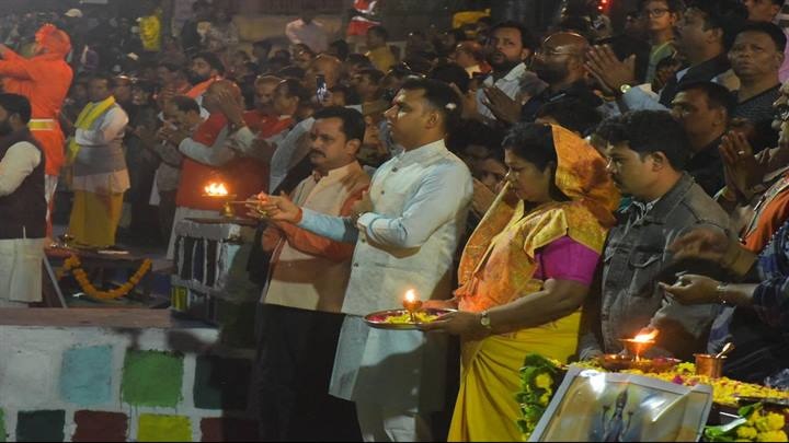 मंडलाः माहिष्मती घाट पर पंचचौकी महाआरती का भव्य शुभारंभ मंडलाः माहिष्मती घाट पर पंचचौकी महाआरती का भव्य शुभारंभ