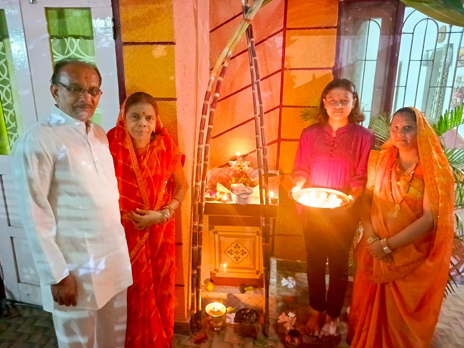मंडप सजा कर हुई तुलसी पूजा। मंडप सजा कर हुई तुलसी पूजा।
