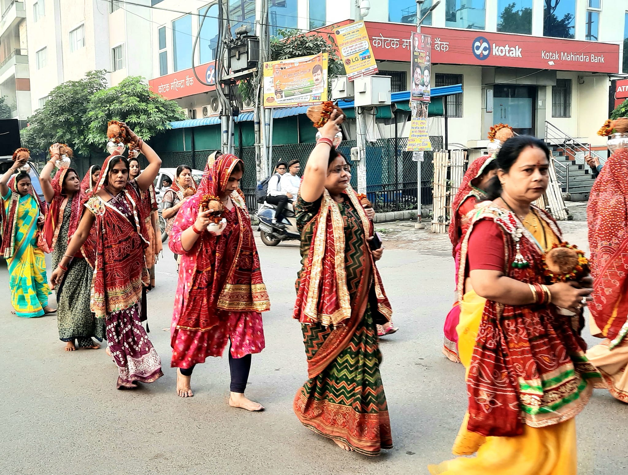 प्रभातफेरी में शामिल महिलाएं: फोटो बच्चा गुप्ता प्रभातफेरी में शामिल महिलाएं: फोटो बच्चा गुप्ता
