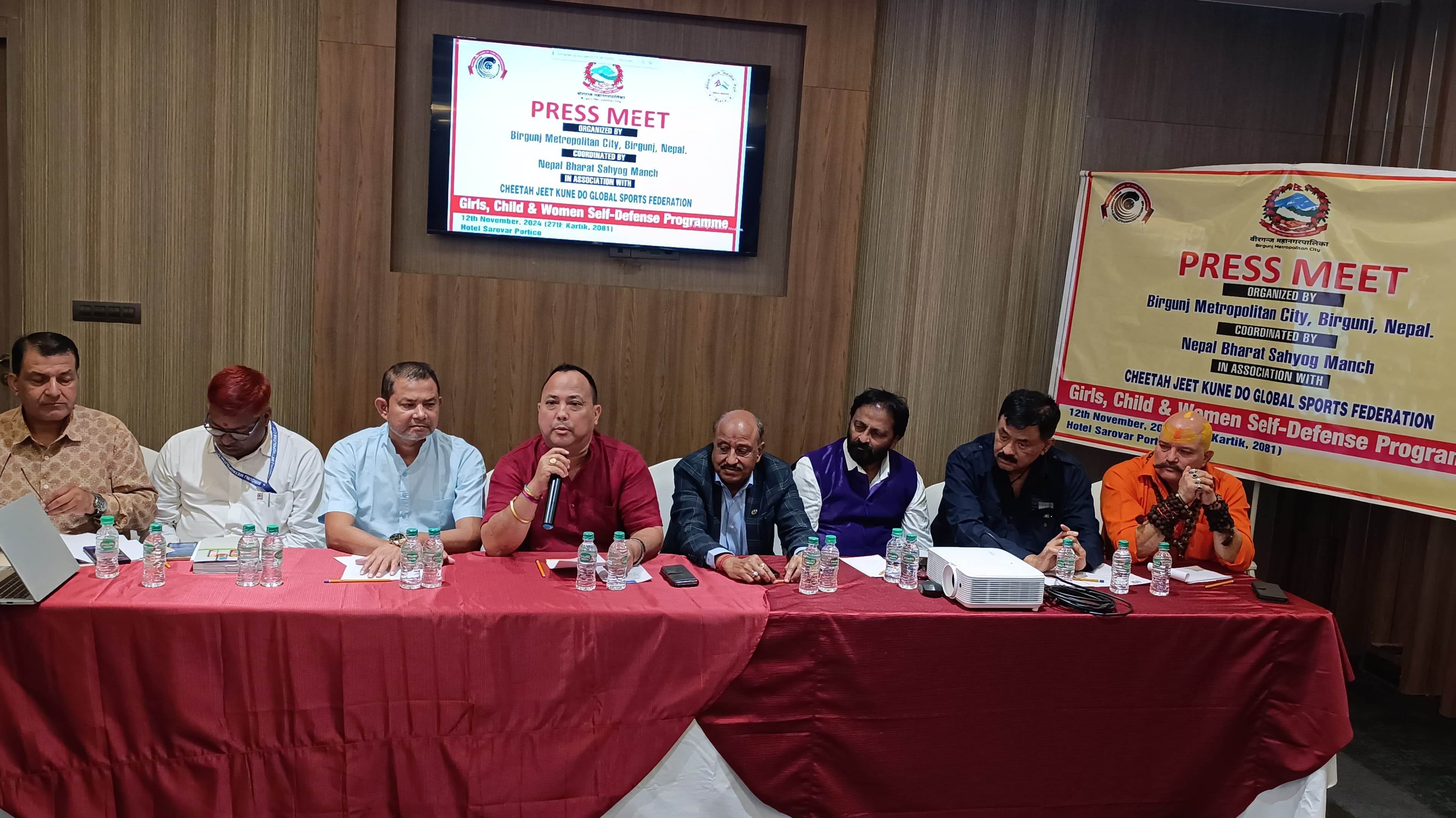 ट्रेनिग कैंप की जानकारी देते भारत नेपाल सहयोग मंच के पदाधिकारी ट्रेनिग कैंप की जानकारी देते भारत नेपाल सहयोग मंच के पदाधिकारी