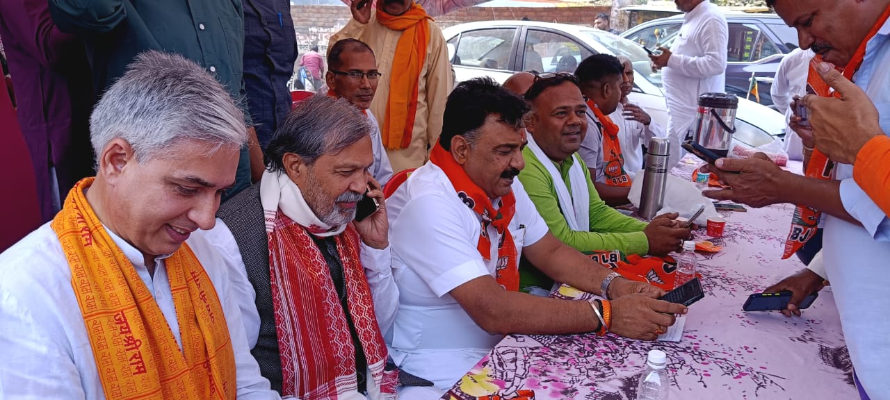 नए सदस्य को पार्टी का पटका पहना सदस्यता दिलवाते डिप्टी स्पीकर डा. कृष्ण मिड्ढा। नए सदस्य को पार्टी का पटका पहना सदस्यता दिलवाते डिप्टी स्पीकर डा. कृष्ण मिड्ढा।