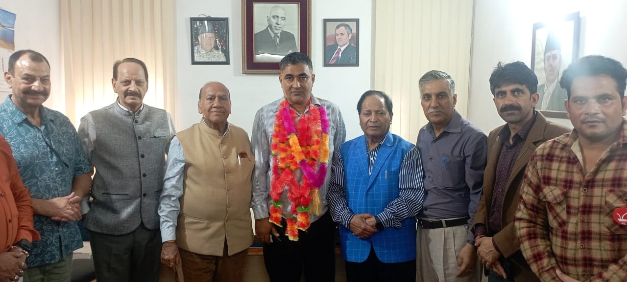 नेकां में शामिल हुए राजीव गंडाेतरा नेकां में शामिल हुए राजीव गंडाेतरा
