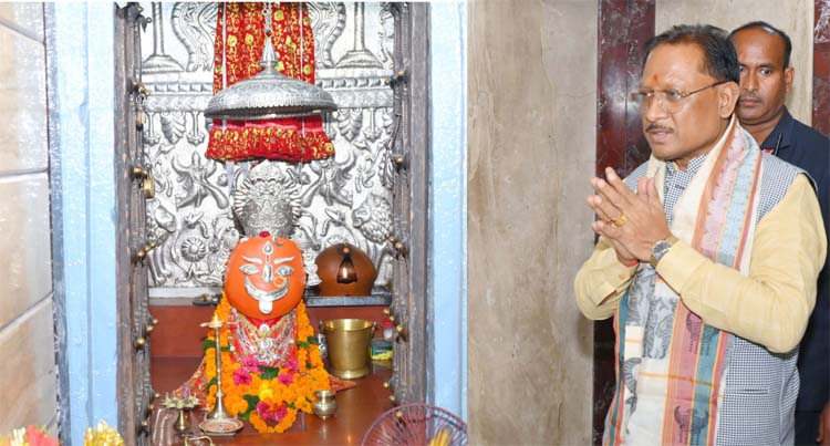 मुख्यमंत्री विष्णुदेव साय माँ चन्द्रहासिनी मंदिर में पूजा-अर्चना करते हुए मुख्यमंत्री विष्णुदेव साय माँ चन्द्रहासिनी मंदिर में पूजा-अर्चना करते हुए