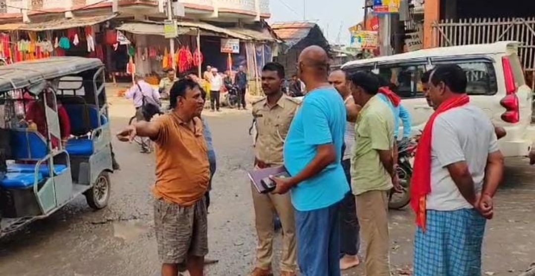 पूछताछ करती पुलिस पूछताछ करती पुलिस