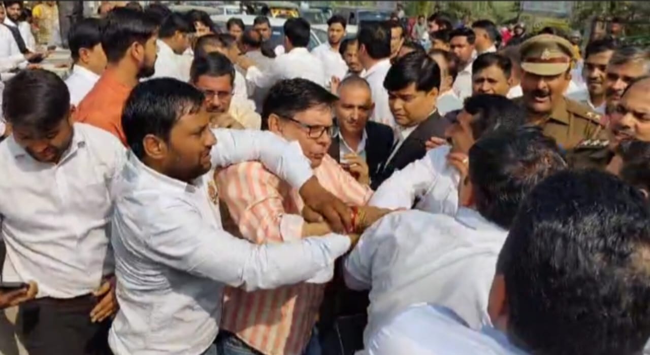 आपस में झगड़ा करते अधिवक्ता आपस में झगड़ा करते अधिवक्ता