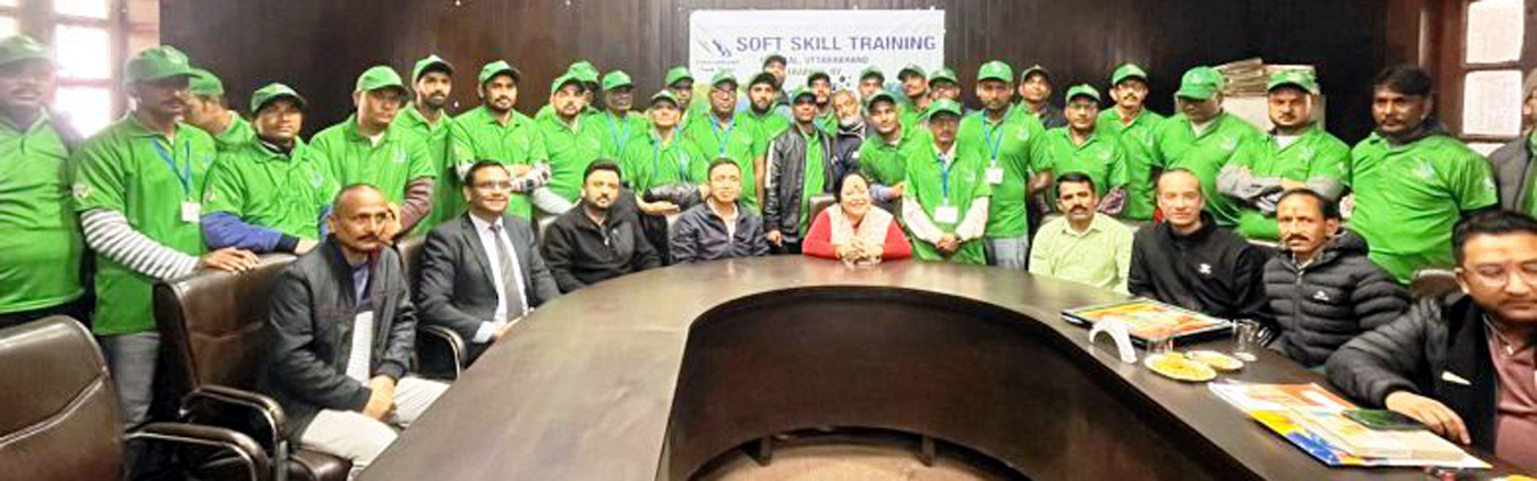 नगर पालिका नैनीताल में आयोजित प्रशिक्षण कार्यक्रम में शामिल गाइड एवं उपस्थित गणमान्यजन। नगर पालिका नैनीताल में आयोजित प्रशिक्षण कार्यक्रम में शामिल गाइड एवं उपस्थित गणमान्यजन।