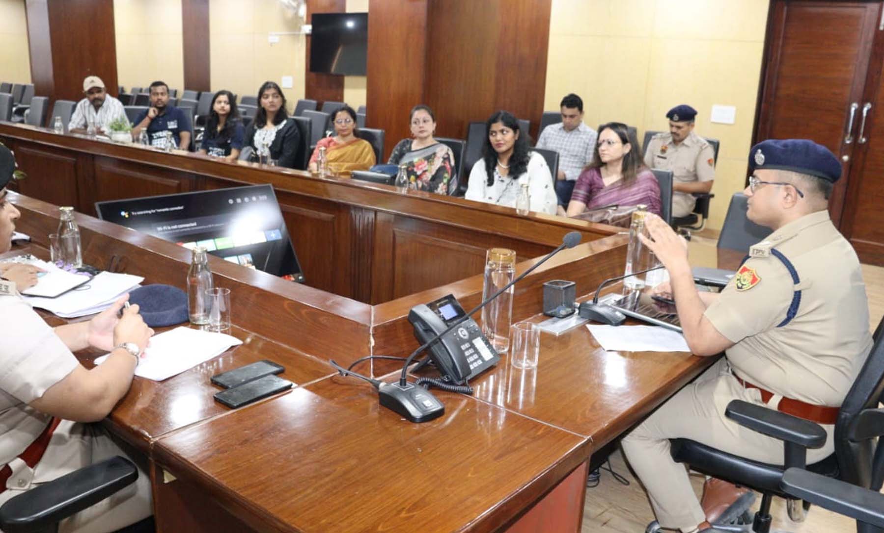 फोटो नंबर-06: गुरुग्राम स्थित अपने कार्यालय में महिला सुरक्षा को लेकर एनजीओ प्रतिनिधियों के साथ बैठक करते पुलिस उपायुक्त मुख्यालय अर्पित जैन। फोटो नंबर-06: गुरुग्राम स्थित अपने कार्यालय में महिला सुरक्षा को लेकर एनजीओ प्रतिनिधियों के साथ बैठक करते पुलिस उपायुक्त मुख्यालय अर्पित जैन।