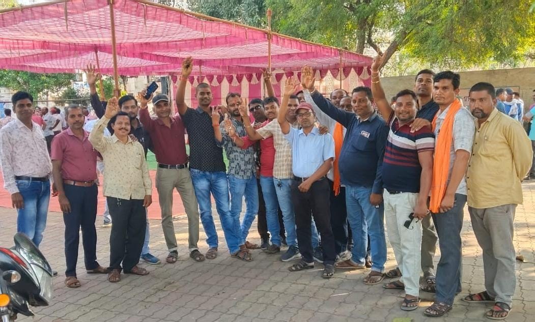धरना स्थल गांधी चौक पर जश्न मनाते हुए हड़ताली सहकारी कर्मचारी। धरना स्थल गांधी चौक पर जश्न मनाते हुए हड़ताली सहकारी कर्मचारी।