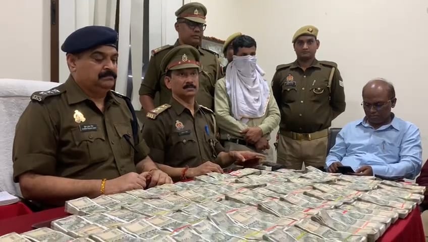 हिरासत में लिए गए युवक और रूपयों के साथ जीआरपी टीम: फोटो बच्चा गुप्ता हिरासत में लिए गए युवक और रूपयों के साथ जीआरपी टीम: फोटो बच्चा गुप्ता