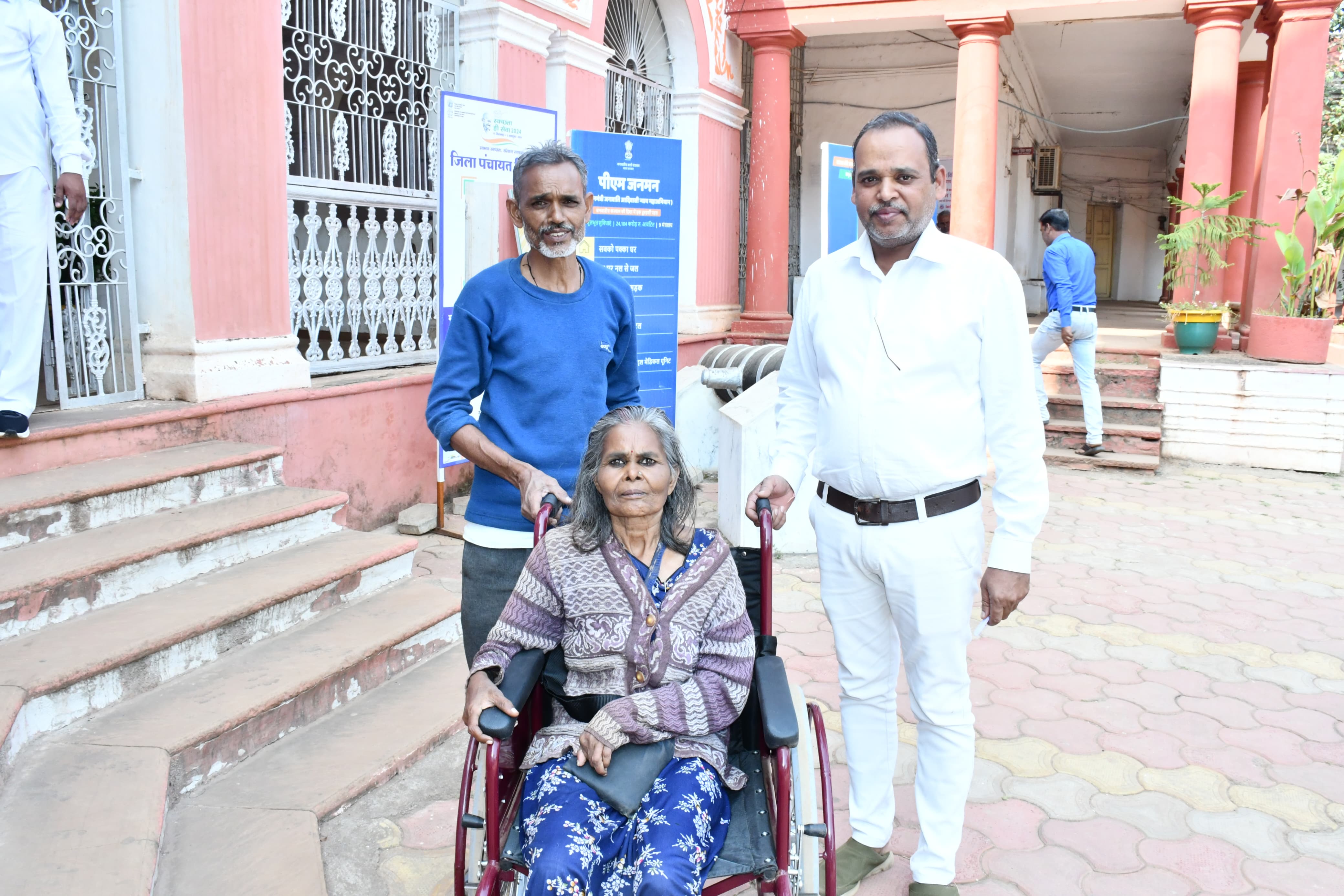 दिव्यांग पत्नी को देखकर तत्काल दी गयी व्हीलचेयर दिव्यांग पत्नी को देखकर तत्काल दी गयी व्हीलचेयर