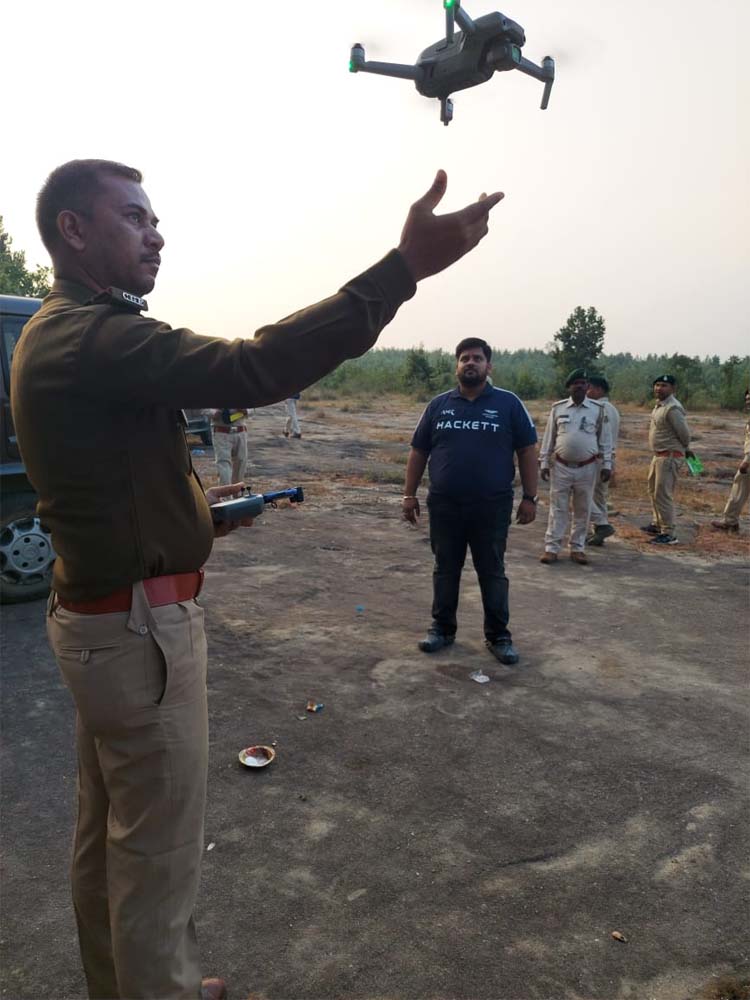 ट्रेसिंग का प्रयास करते वन कर्मी ट्रेसिंग का प्रयास करते वन कर्मी