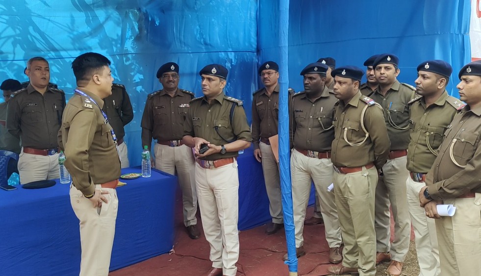 अधिकारियों के साथ बात करते एसपी अधिकारियों के साथ बात करते एसपी