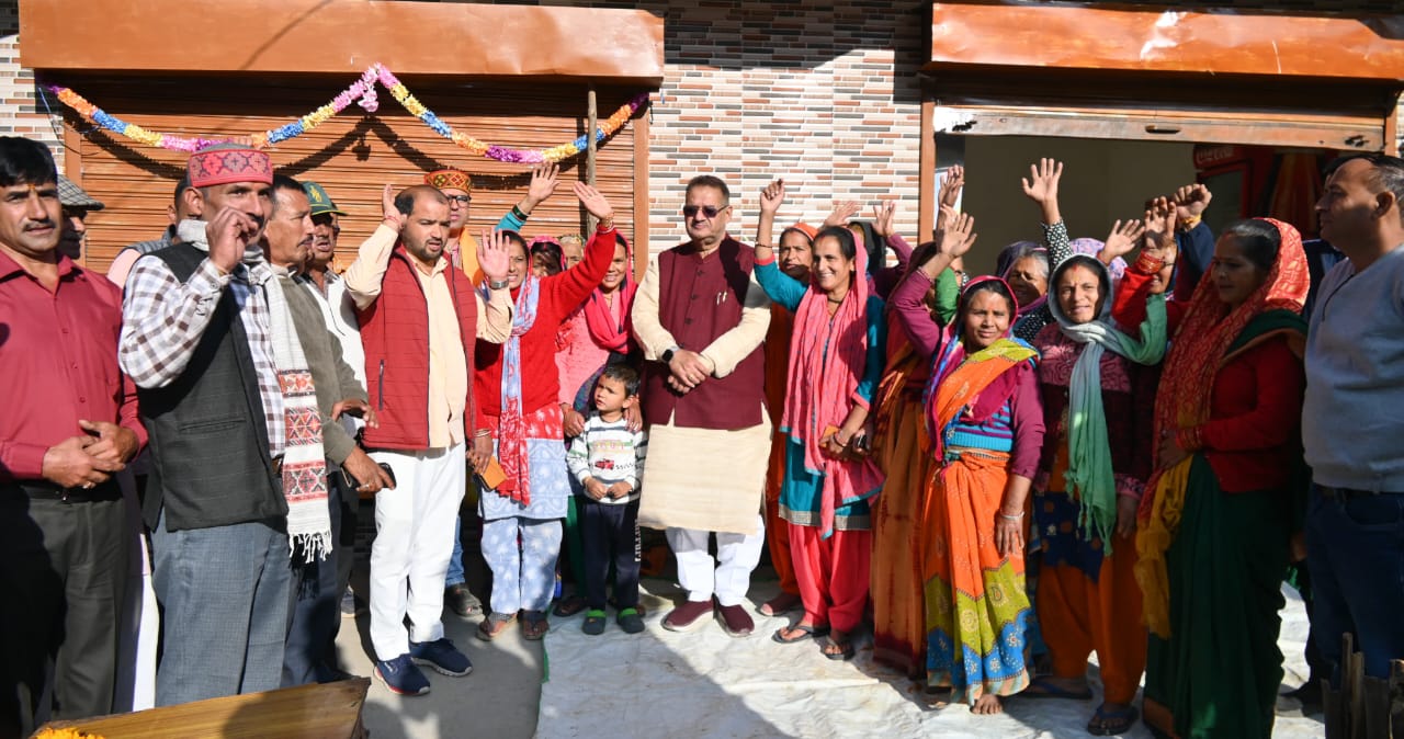 जनता से संवाद करते गणेश जोशी जनता से संवाद करते गणेश जोशी