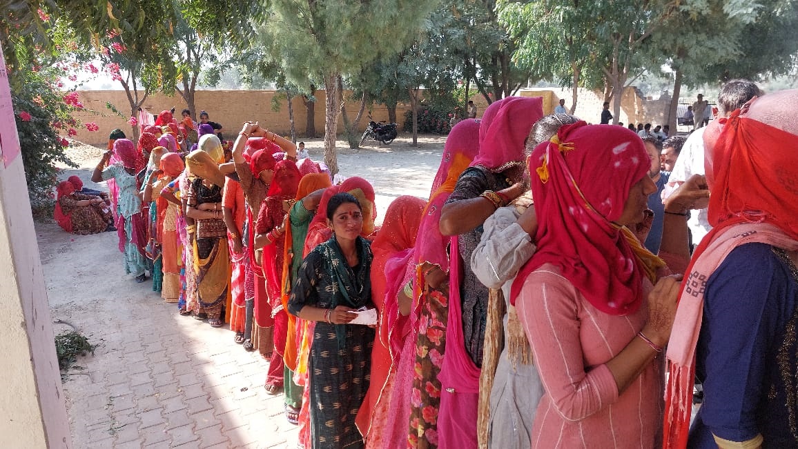 खींवसर के आंकला के बूथ 138 पर महिला मतदाताओं की भागीदारी खींवसर के आंकला के बूथ 138 पर महिला मतदाताओं की भागीदारी