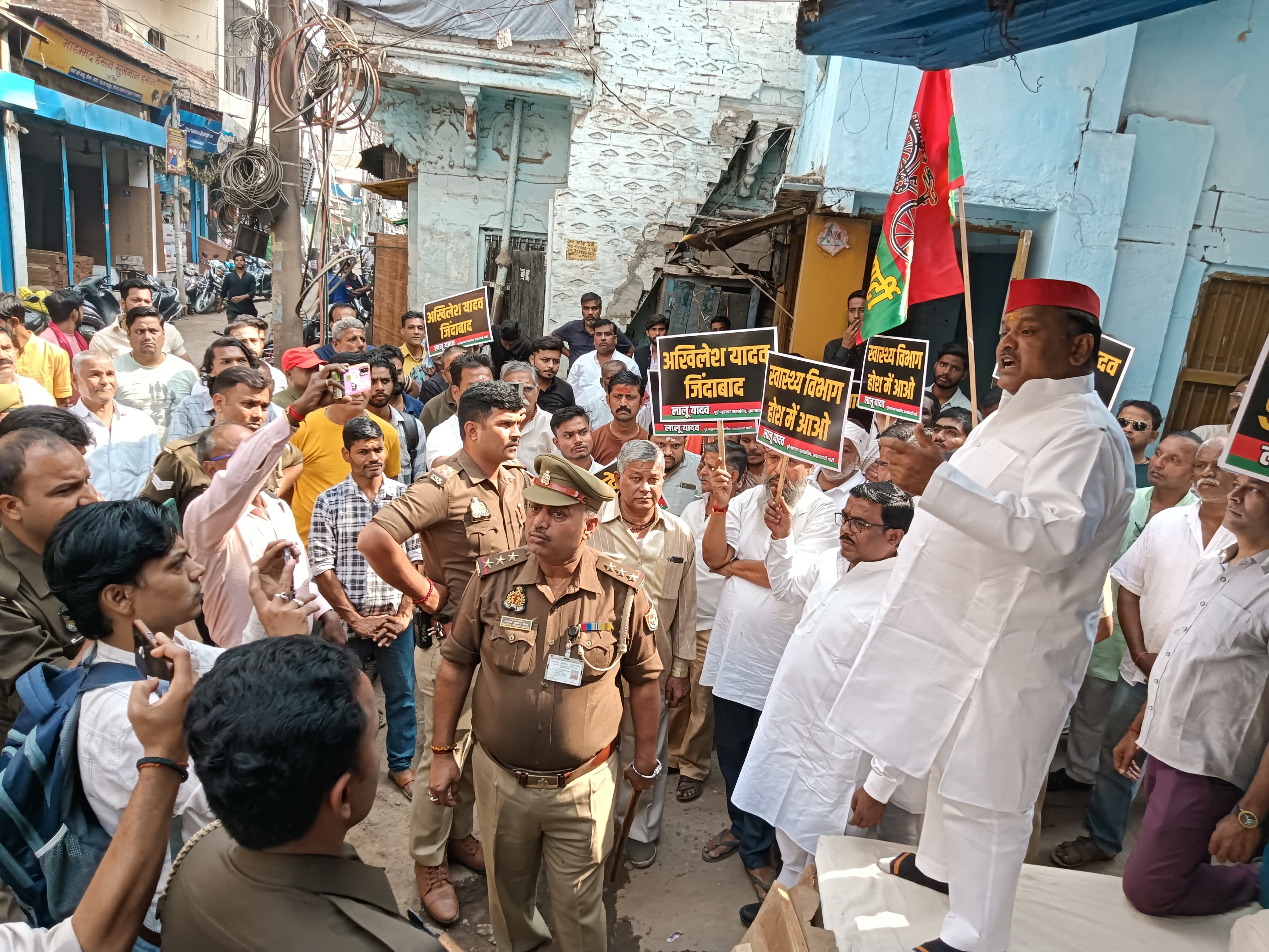 सरकार के नीतियों के खिलाफ विरोध जताते सपाई: फोटो बच्चा गुप्ता सरकार के नीतियों के खिलाफ विरोध जताते सपाई: फोटो बच्चा गुप्ता