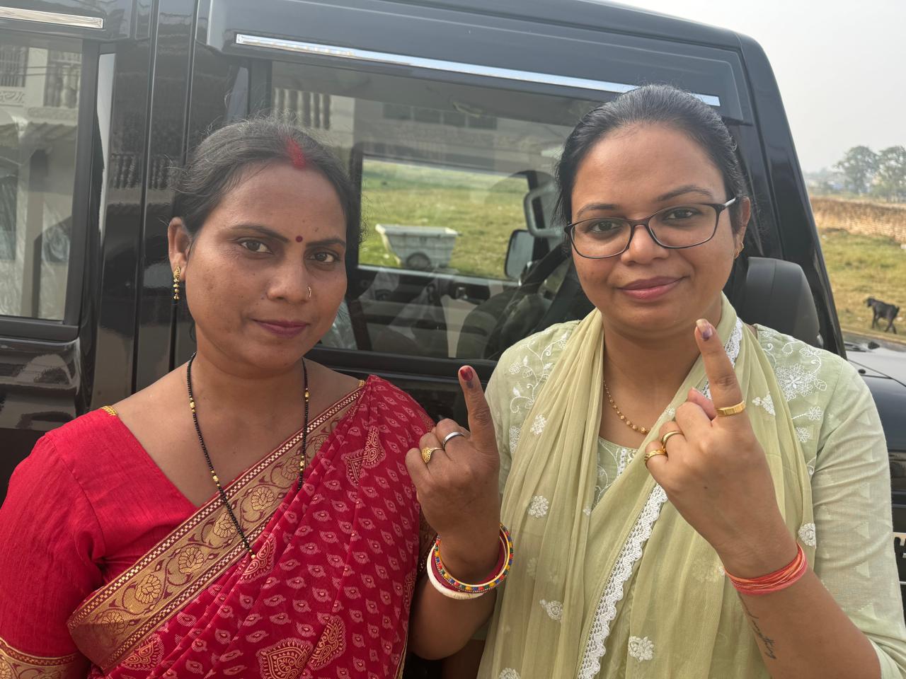वोट देने के बाद निशि पांडे वोट देने के बाद निशि पांडे