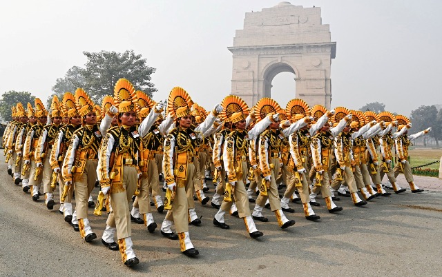 सीआईएसएफ का महिला दस्ता राजपथ पर परेड करता हुआ (फाइल फोटो) सीआईएसएफ का महिला दस्ता राजपथ पर परेड करता हुआ (फाइल फोटो)
