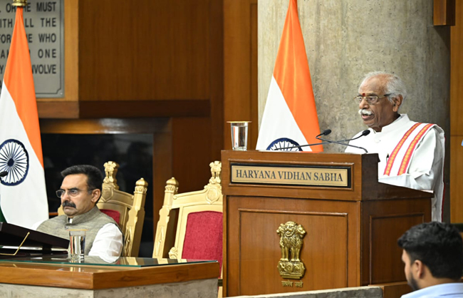 हरियाणा के राज्यपाल बंडारू दत्तात्रेय विधानसभा में अभिभाषण देते हुए हरियाणा के राज्यपाल बंडारू दत्तात्रेय विधानसभा में अभिभाषण देते हुए
