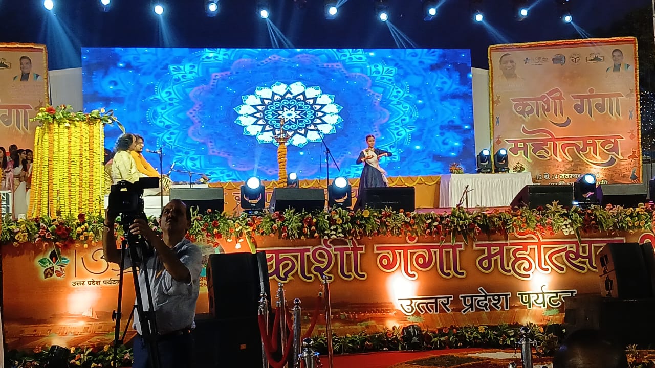 गंगा महोत्सव की पहली निशा में कलाकारों की प्रस्तुति:फोटो बच्चा गुप्ता गंगा महोत्सव की पहली निशा में कलाकारों की प्रस्तुति:फोटो बच्चा गुप्ता