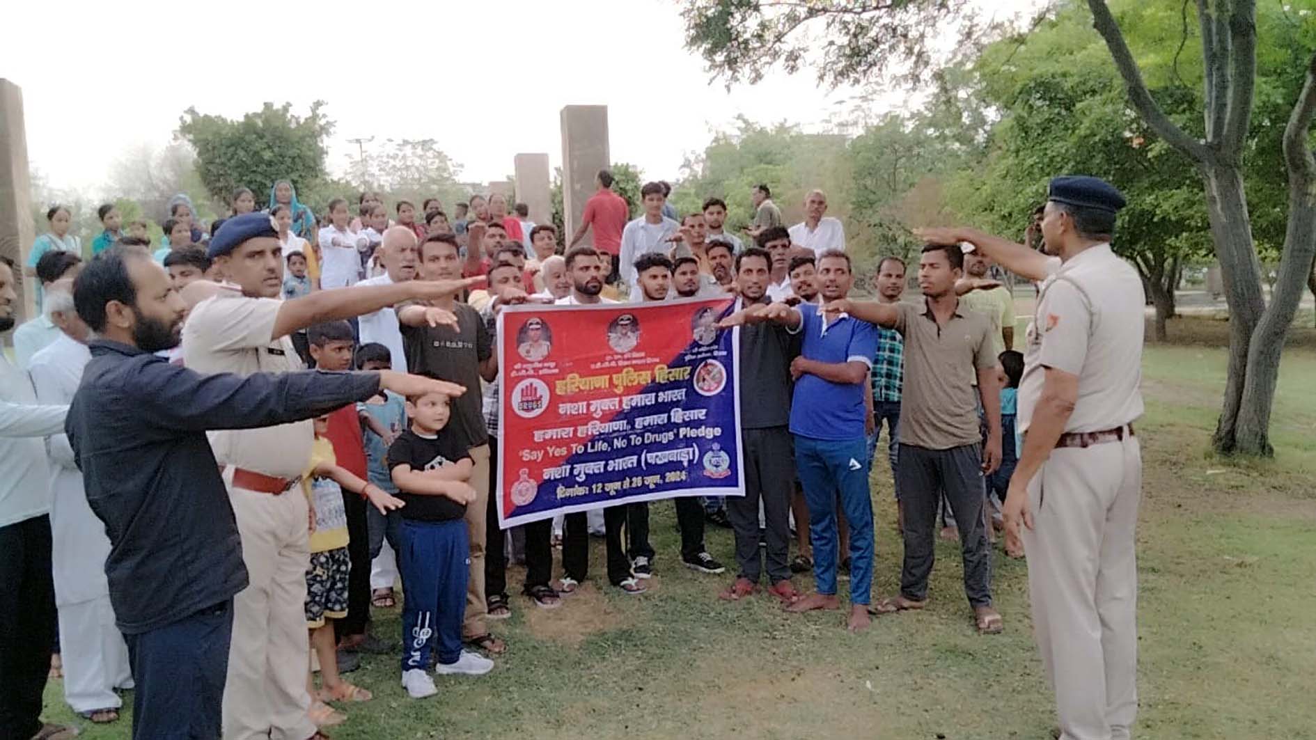 नशे के खिलाफ जागरूकता अभियान चलाते पुलिस की नशा मुक्ति टीम। नशे के खिलाफ जागरूकता अभियान चलाते पुलिस की नशा मुक्ति टीम।
