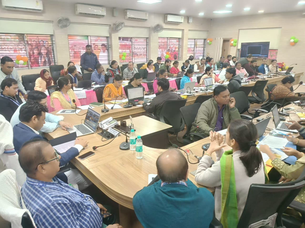 कंट्रोल रूम में मौजूद कर्मचारी
