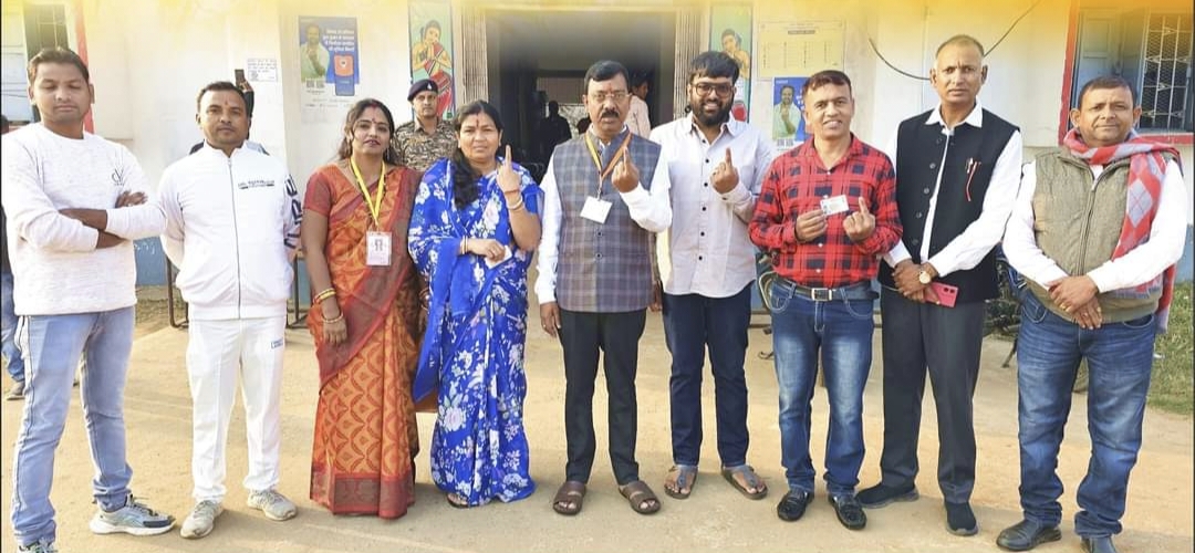 परिवार के साथ वोट देकर बाहर निकले भाजपा उम्मीदवार रोशन लाल चौधरी परिवार के साथ वोट देकर बाहर निकले भाजपा उम्मीदवार रोशन लाल चौधरी