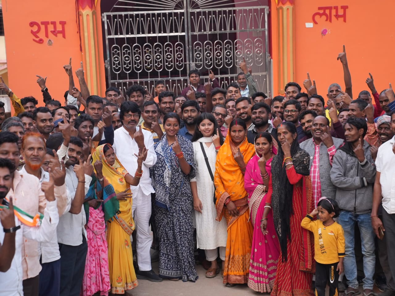 मतदान कर बाहर निकली अंबा प्रसाद