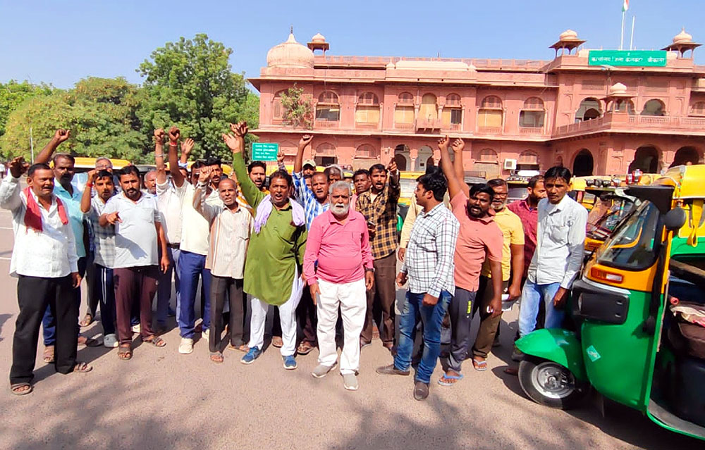 ऑटोचालकों की समस्याओं के समाधान की मांग को लेकर नारेबाजी के साथ किया प्रदर्शन, मांगे नहीं मानीं तो करेंगे चक्काजाम ऑटोचालकों की समस्याओं के समाधान की मांग को लेकर नारेबाजी के साथ किया प्रदर्शन, मांगे नहीं मानीं तो करेंगे चक्काजाम