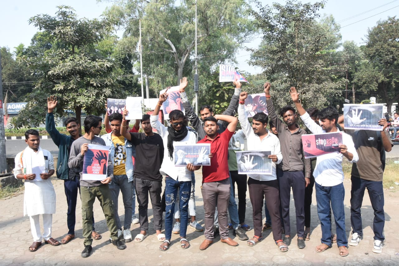 युवा कांग्रेस के कार्यकर्ताओं ने दुष्कर्म की घटनाओं पर रोक लगाने के लिए प्रदर्शन किया युवा कांग्रेस के कार्यकर्ताओं ने दुष्कर्म की घटनाओं पर रोक लगाने के लिए प्रदर्शन किया