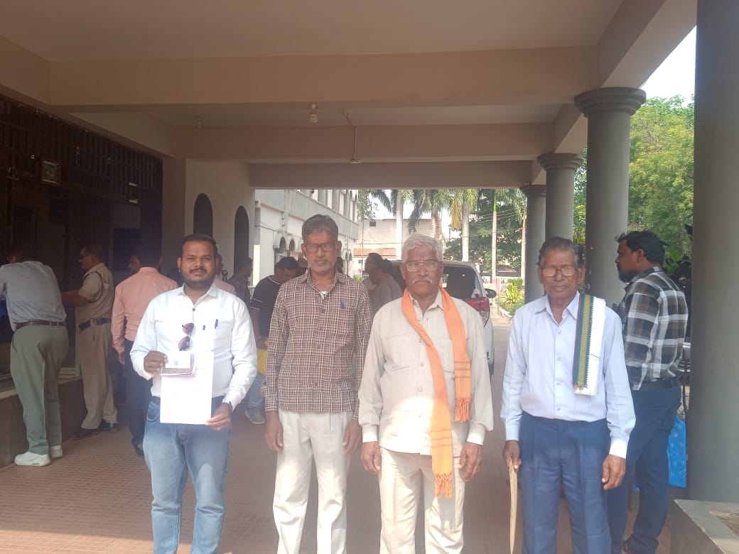 कलेक्ट्रेट में शिकायत करते हुए श्यामतराई के ग्रामीण। कलेक्ट्रेट में शिकायत करते हुए श्यामतराई के ग्रामीण।