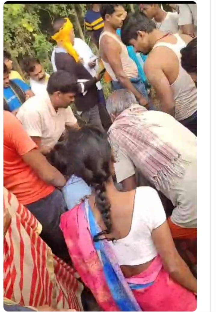 युवक की शव निकालते भीङ युवक की शव निकालते भीङ